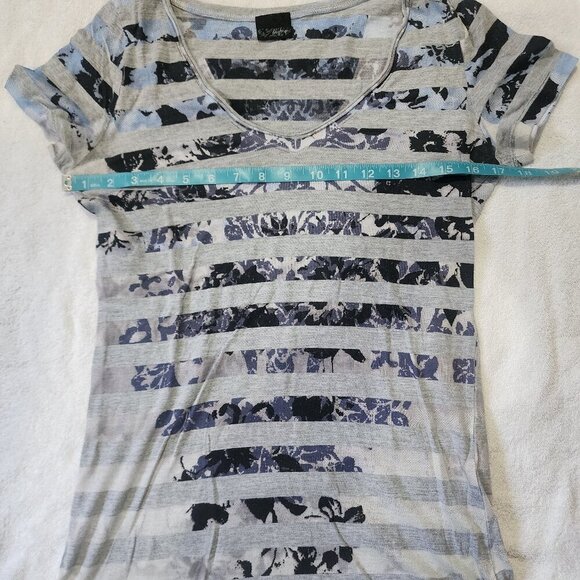 Buckle DAYTRIP Vtg Y2K Top Fairycore Whimsical Goth Tee Size L Gray Blue V-Neck - Picture 3 of 6